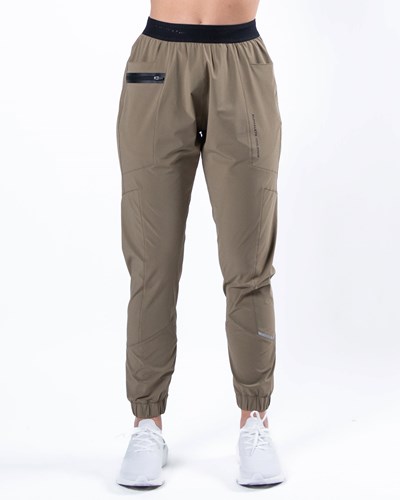 Taupe Alphalete Woven 4-Way Stretch 28" Pant | GJSRZY428