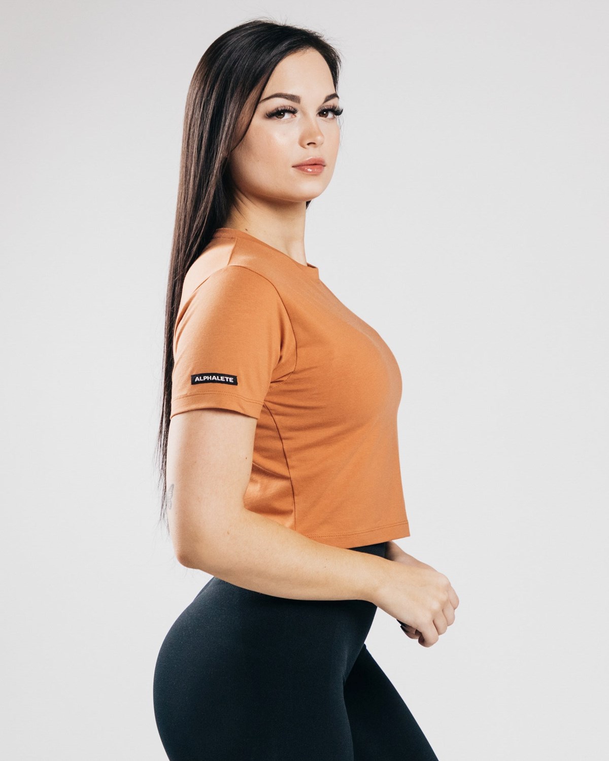 Clay Alphalete Fitted Performance Crop Top | ZAFTVG673