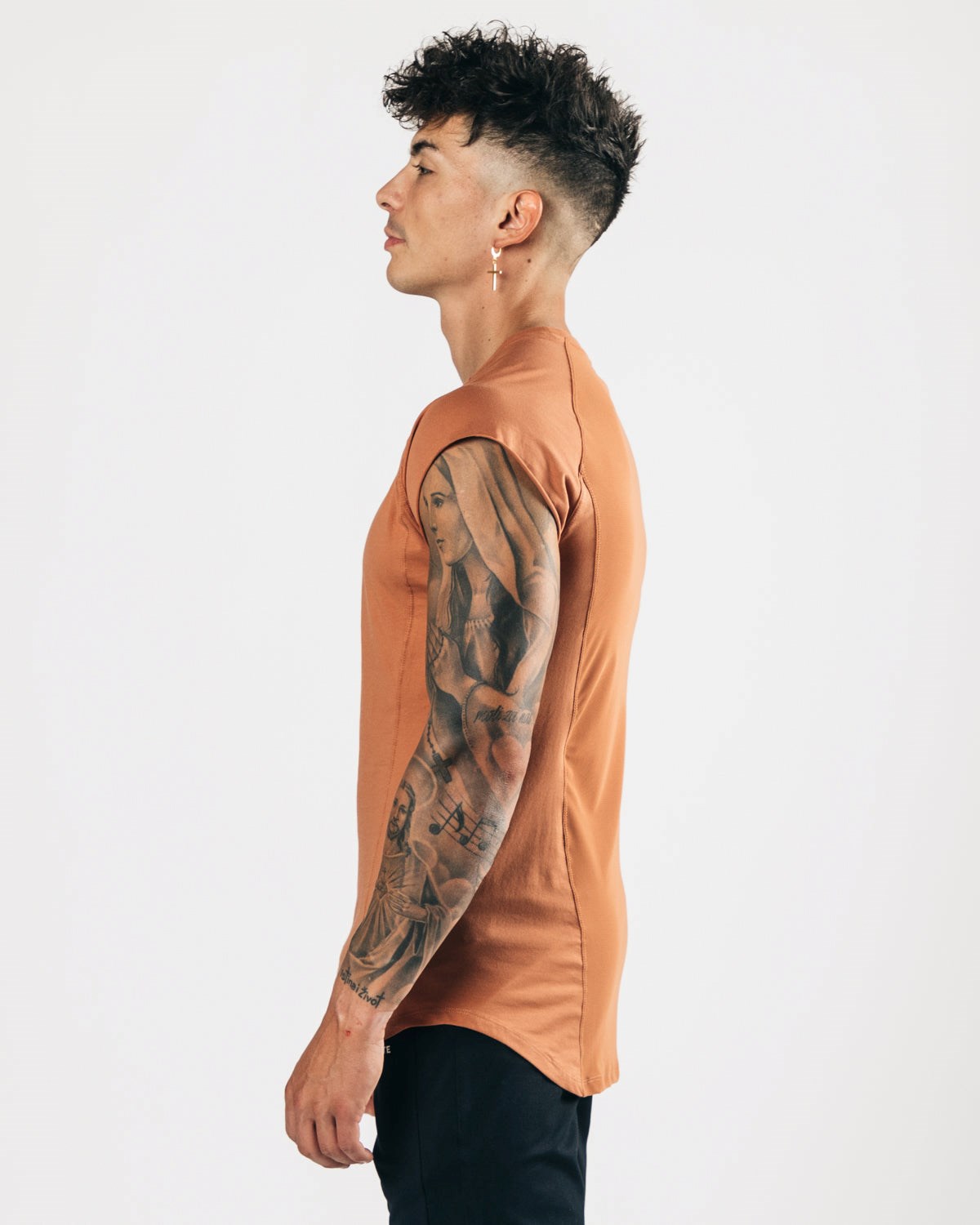 Clay Alphalete High Performance Sleeveless Tee | MYUDRS092