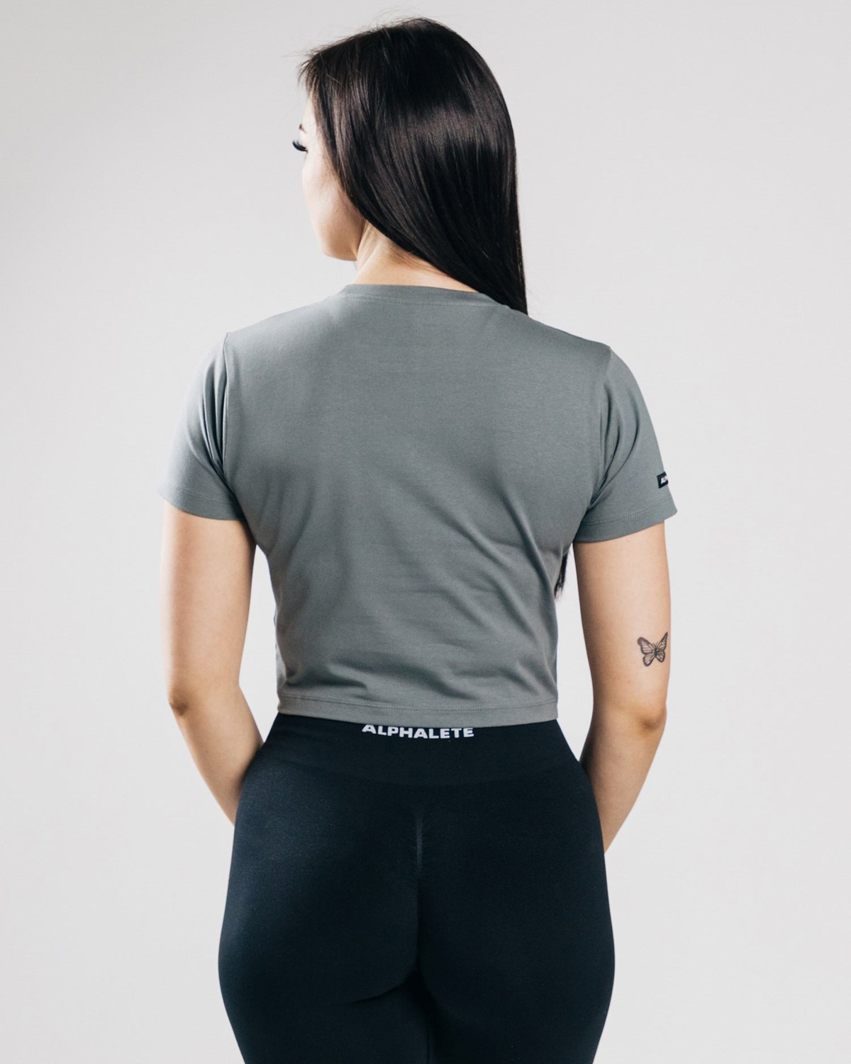 Concrete Alphalete Fitted Performance Crop Top | NFRCSM849