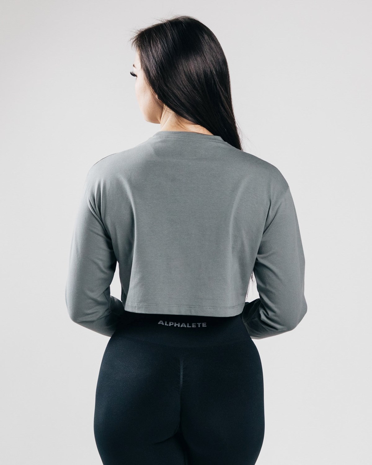 Concrete Alphalete Oversized Performance Long Sleeve Crop | TGBWSF351